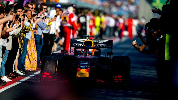 Verstappen dirigiéndose al podio en Australia