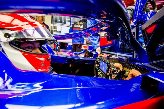 Danil Kvyat en el cockpit del SRT14 (Fuente: Toro Rosso)