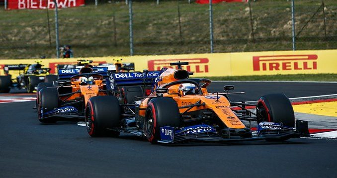 McLaren de Carlos Sainz (55) seguido del monoplaza de Lando Norris (4) | Fuente: @McLarenF1