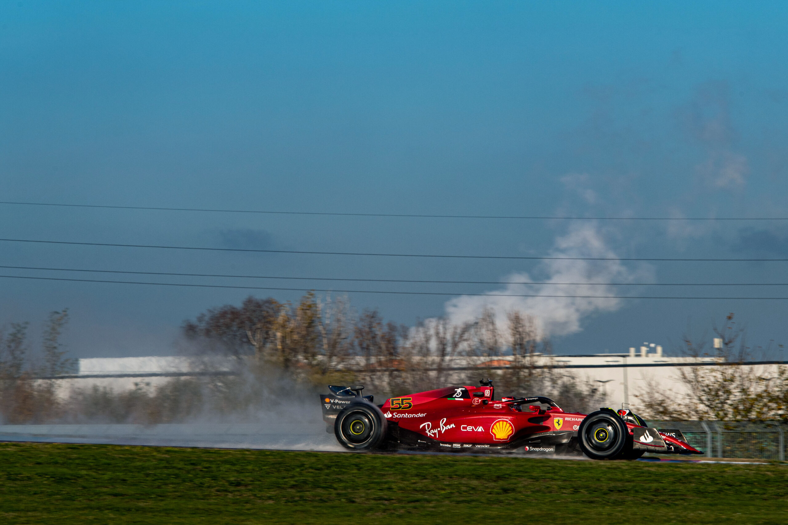 Sainz vuelve al F1-75 para un test de Pirelli con los neumáticos de lluvia - MotorTime