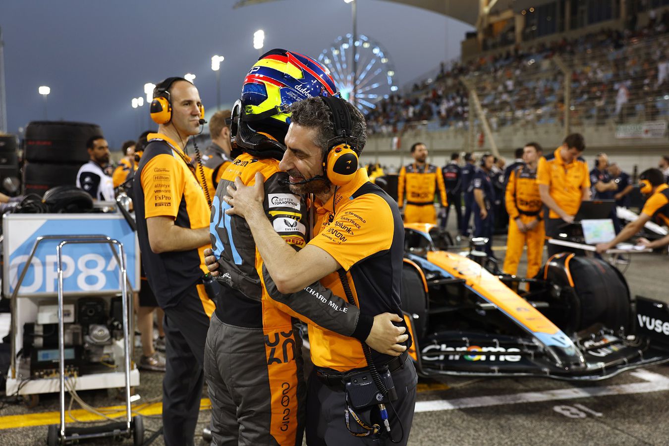 Oscar Piastri y Andrea Stella antes de la carrera | McLaren