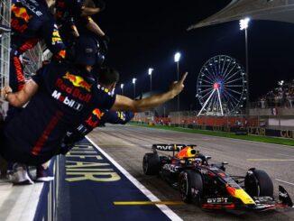 Max Verstappen cruza línea de meta en Bahrein | Red Bull