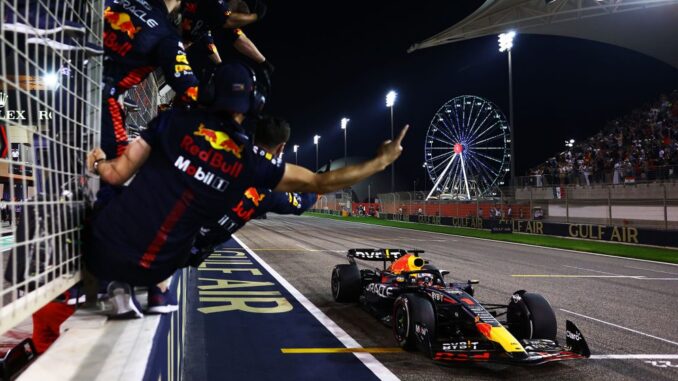 Max Verstappen cruza línea de meta en Bahrein | Red Bull