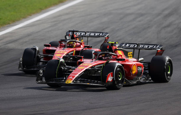 Sainz y Leclerc peleando por el tercer puesto en Monza