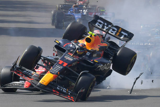 Toque entre Verstappen y Leclerc en la salida del Gran Premio de México