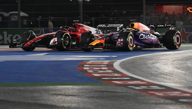 Verstappen expulsando a Leclerc en la salida del GP de Las Vegas