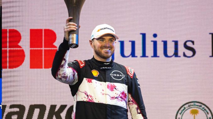 Oliver Rowland celebrando su podio en Diriyah | Fuente: Nissan