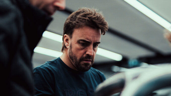 Fernando Alonso en la fábrica de Aston Martin | Fuente: Aston Martin