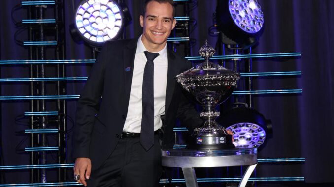 Alex Palou con su trofeo de ganador | Fuente: Penske Entertainment Corp.