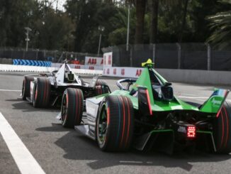 Wehrlein perseguido por un Envision Racing en la calle de boxes | Fuente: Fórmula E