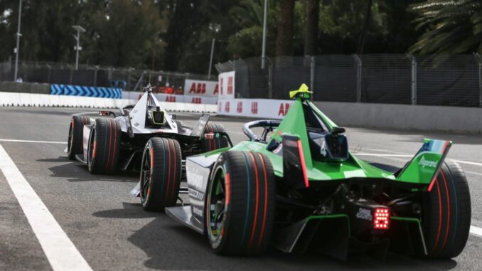 Wehrlein perseguido por un Envision Racing en la calle de boxes | Fuente: Fórmula E