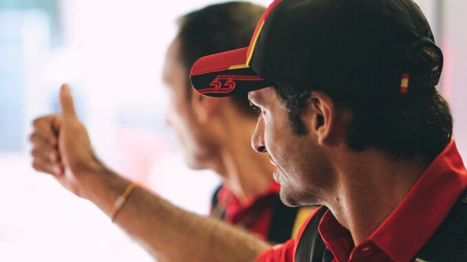 Carlos Sainz en el box de Fiorano | Fuente: Scuderia Ferrari