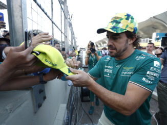 Fernando Alonso en Brasil atendiendo a los fans | Fuente: Aston Martin