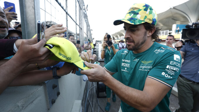 Fernando Alonso en Brasil atendiendo a los fans | Fuente: Aston Martin