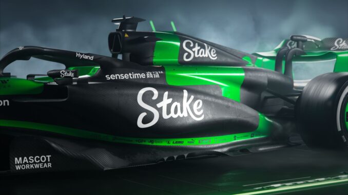 La publicidad de Stake, en todas las partes del coche, así como en la indumentaria del equipo | Fuente: Sauber