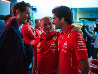 Carlos Sainz junto a Vasseur y Elkan en Yeda | Fuente: Scuderia Ferrari