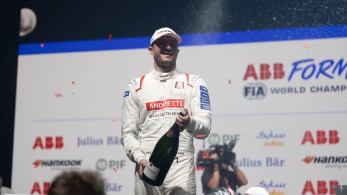 Jake Dennis celebrando el tercer puesto en Tokio | Fuente: Fórmula E