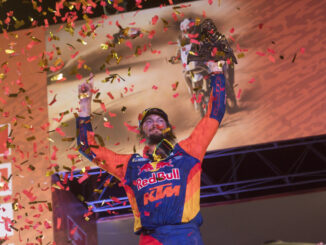 Toby Price celebrando su último Dakar con KTM | Fuente: KTM