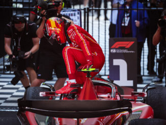 Sainz bajándose del SF-24 al conseguir la victoria en Melbourne | Fuente: Scuderia Ferrari