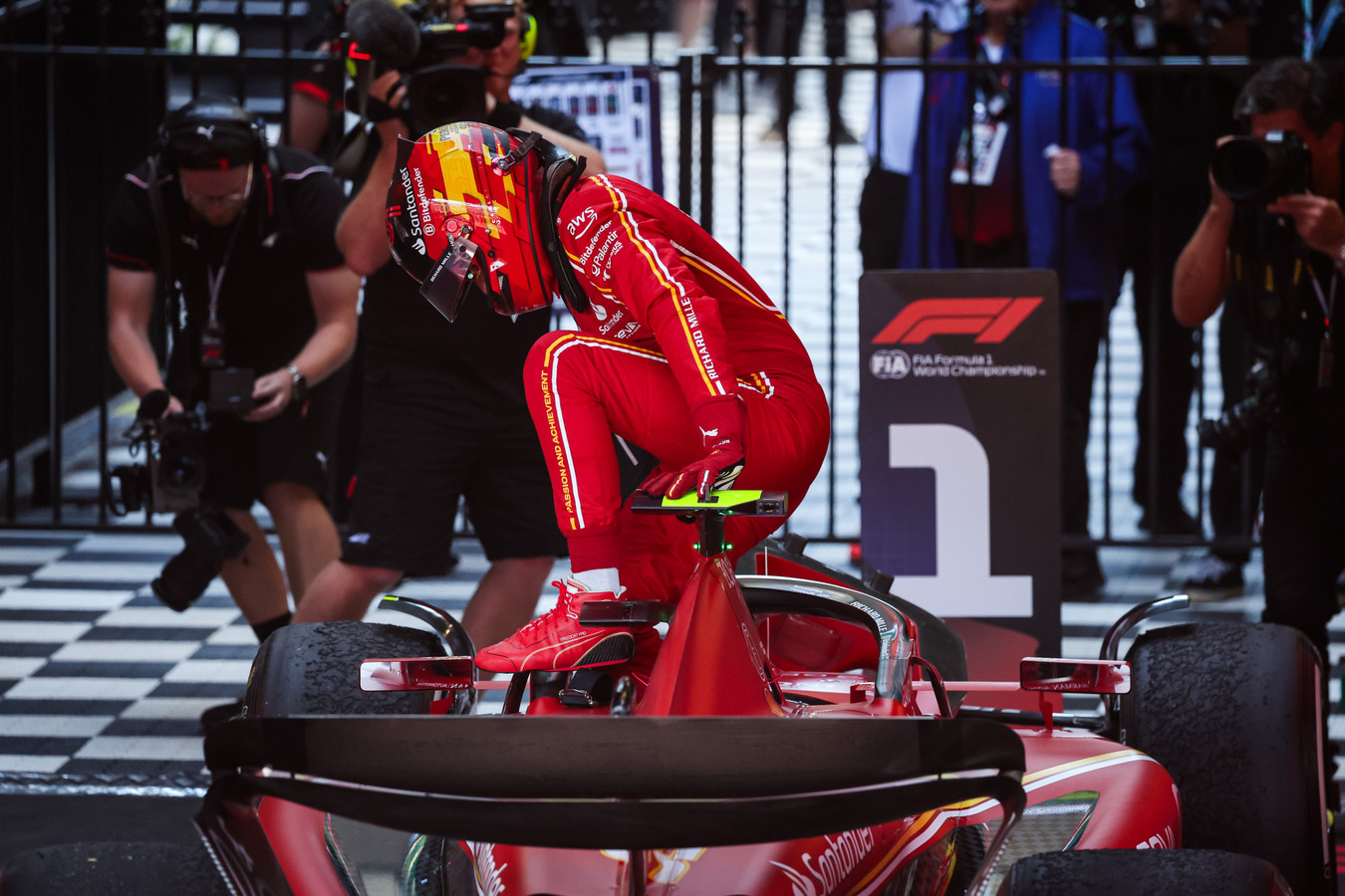 Sainz bajándose del SF-24 al conseguir la victoria en Melbourne | Fuente: Scuderia Ferrari