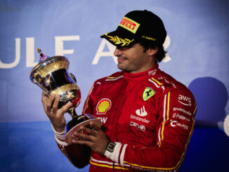 Carlos Sainz con su trofeo de tercer clasificado en Baréin | Fuente: Scuderia Ferrari