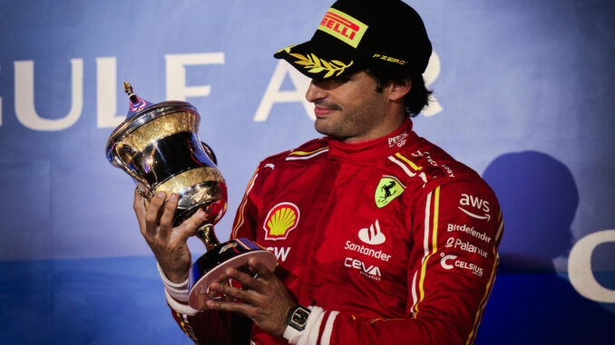 Carlos Sainz con su trofeo de tercer clasificado en Baréin | Fuente: Scuderia Ferrari