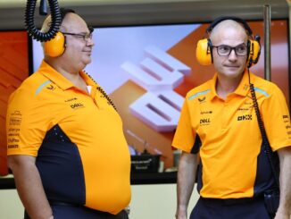 David Sánchez, derecha, junto a Rob Marshall en el box de McLaren | Fuente: Getty Images
