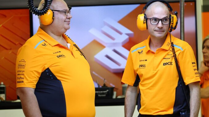 David Sánchez, derecha, junto a Rob Marshall en el box de McLaren | Fuente: Getty Images