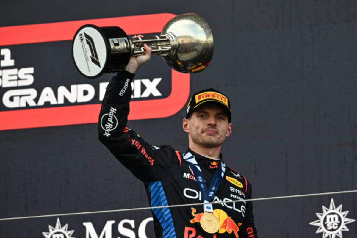 Max Verstappen con su trofeo de ganador en Suzuka | Fuente: Getty Images