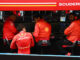 Charles Leclerc junto a Vasseur en el muro de Ferrari