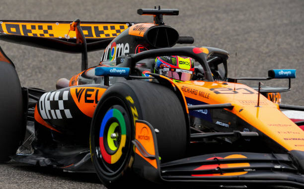 Red Bull afirma que McLaren y Ferrari siguen usando el mini-DRS - MotorTime